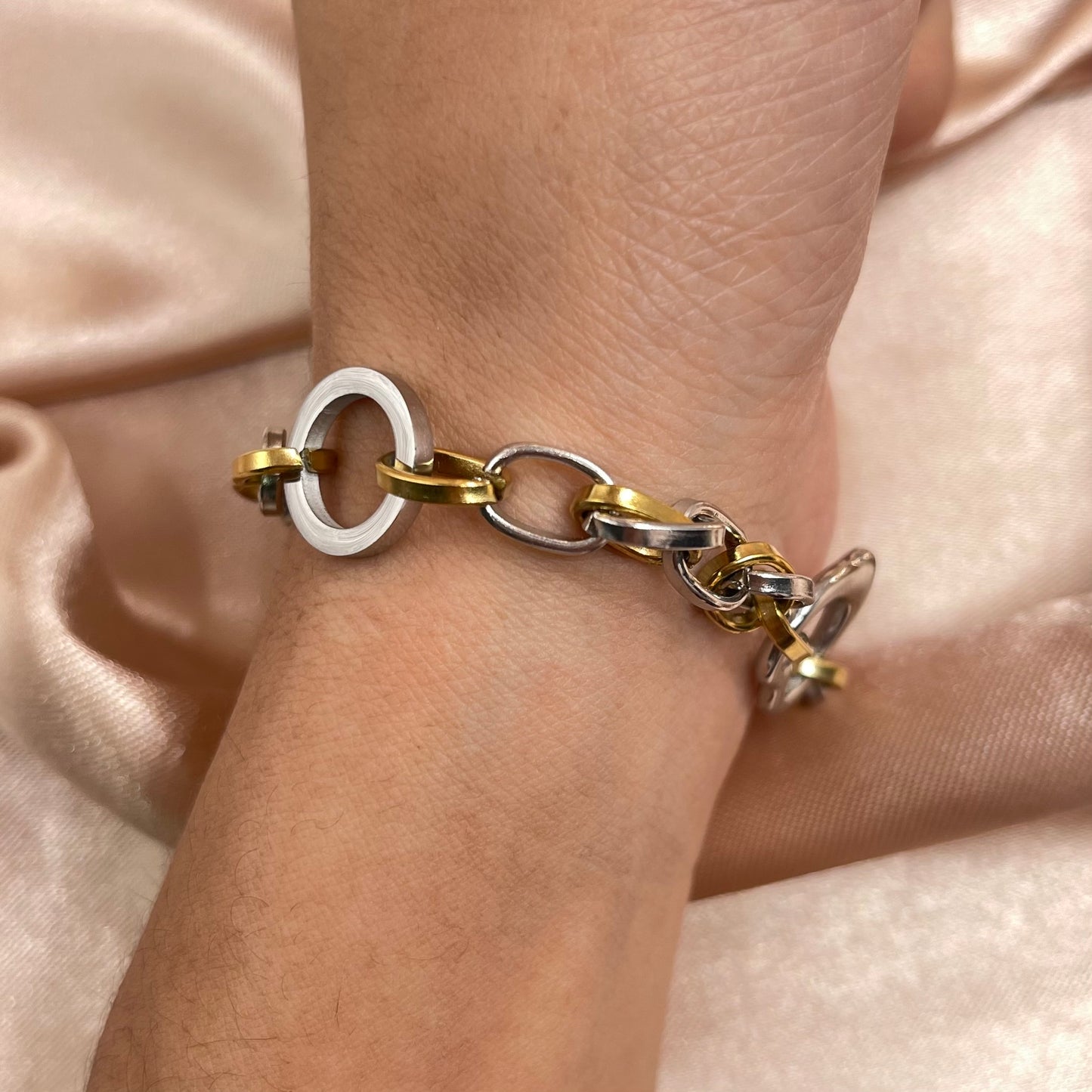 Pulsera de acero bicolor corazón y círculos.