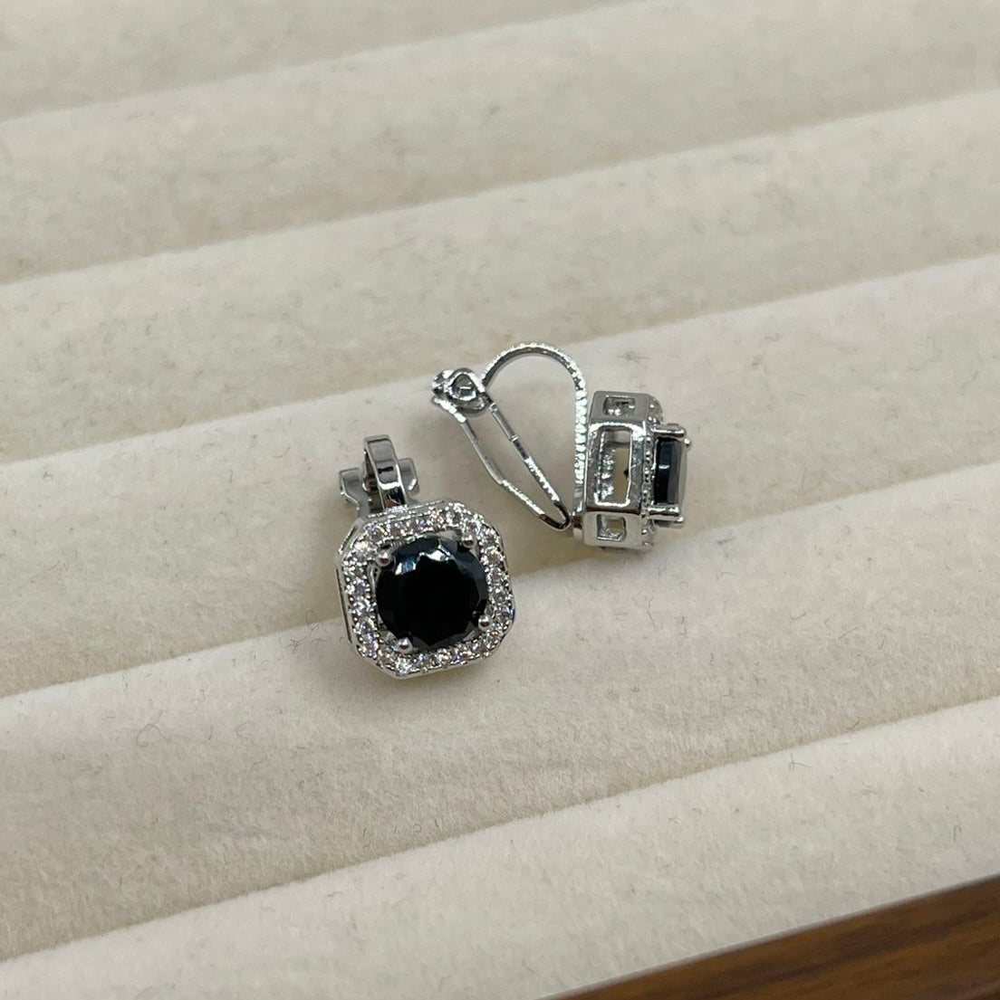 Aretes Clip Zirconia Plateado
