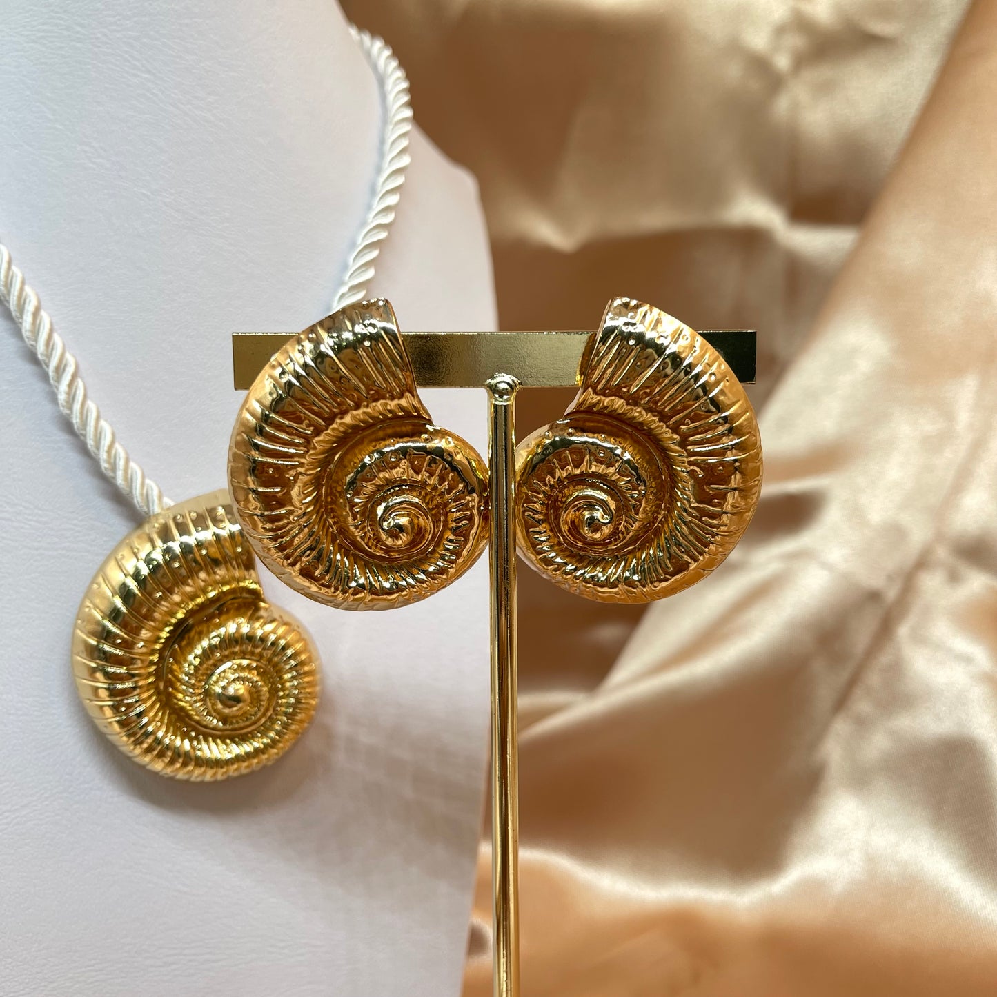 Aretes de Caracola Mar en Dorado