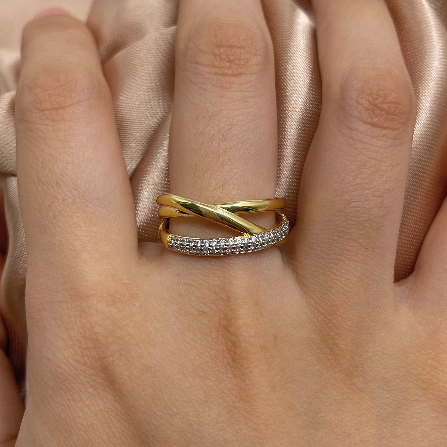 Anillo cruzado delgado