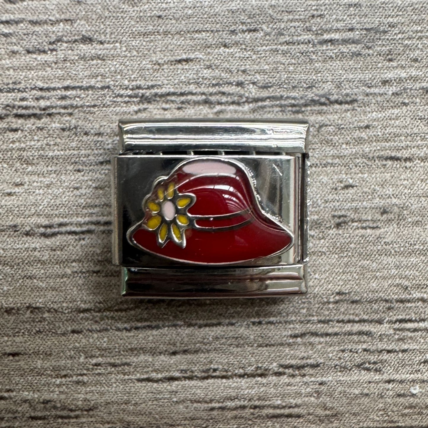 CHARM Sombrero Rojo