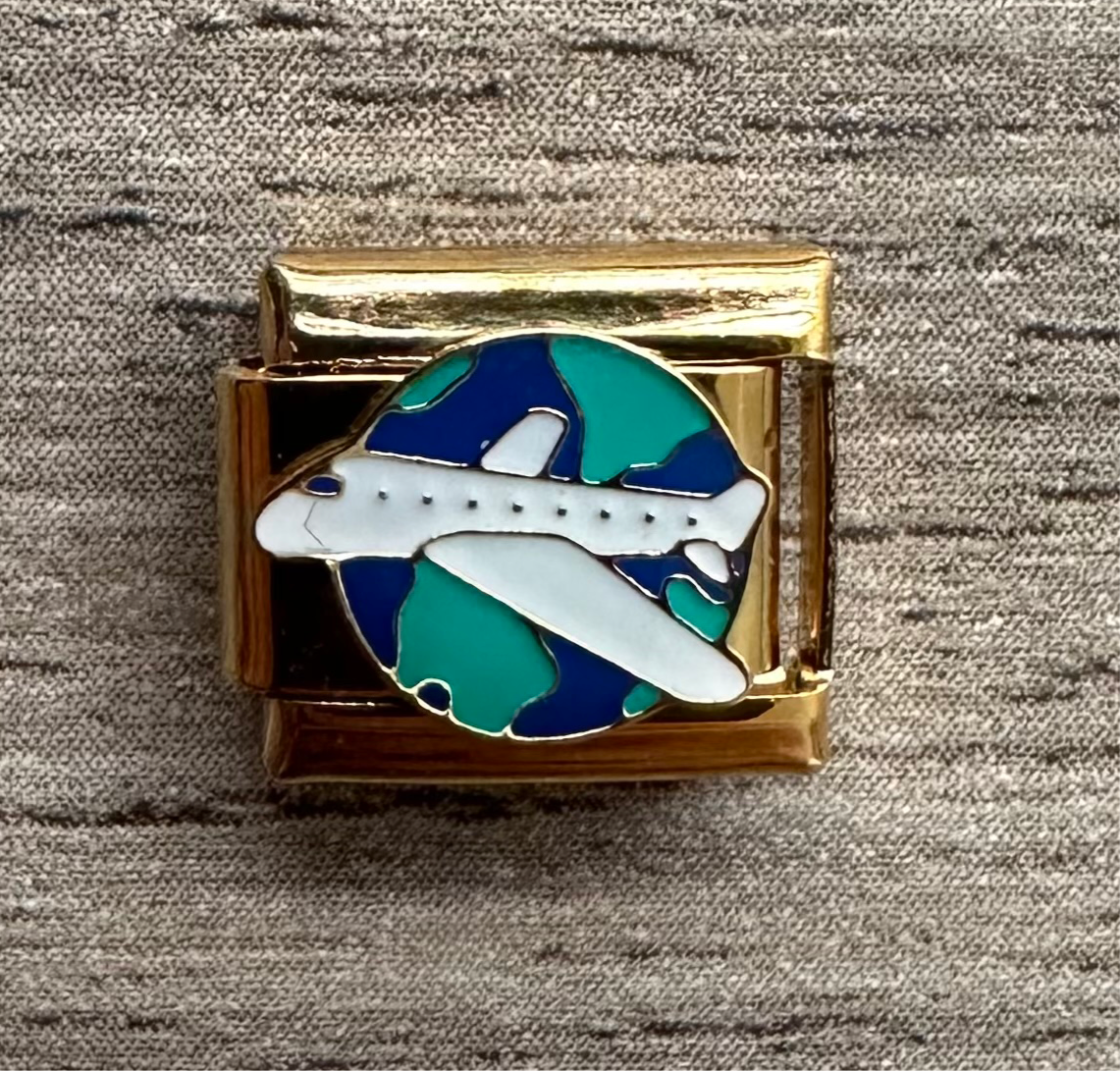 Charm dorado worldwide