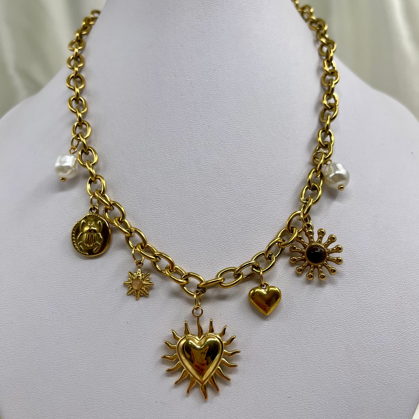 Collar de acero y dijes.