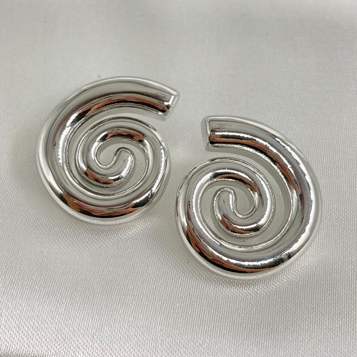 Aretes espiral baño de oro/ acero