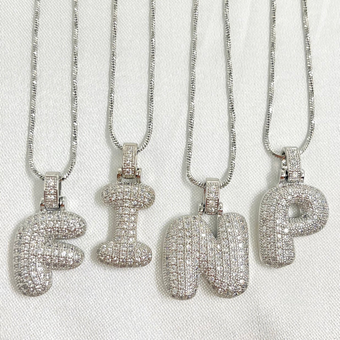 Inicial globo con circonias plateadas