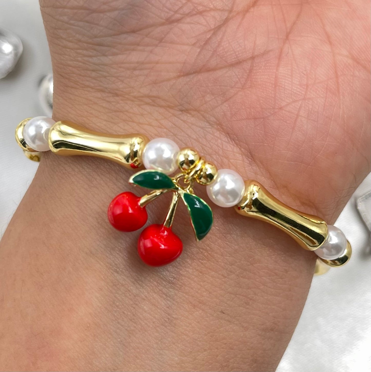 Pulsera perlas y cereza.