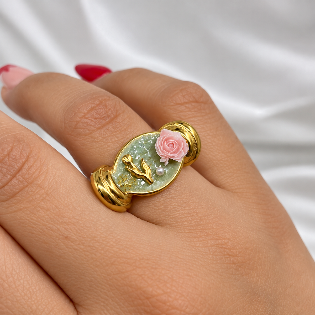 Anillo rosa y flor