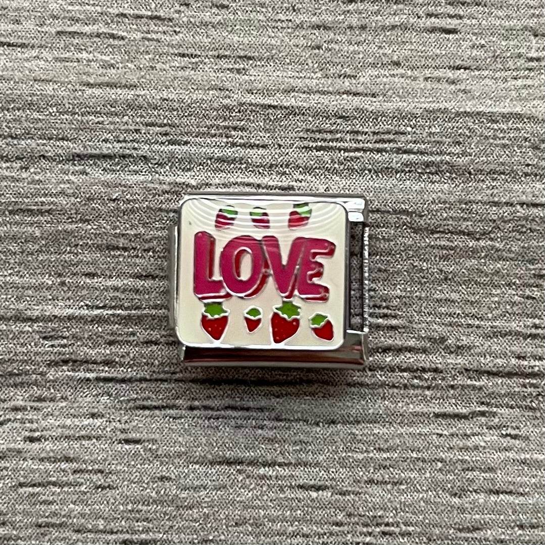 CHARM LOVE con fondo de fresas