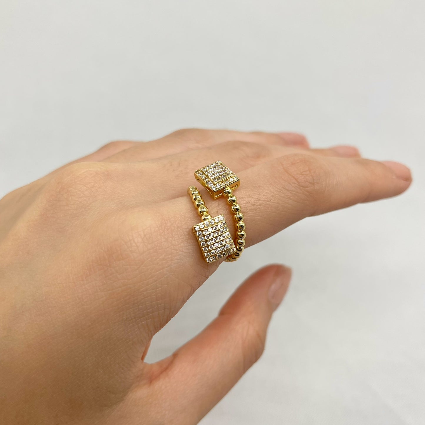 Anillo bolitas con cuadros de brillantes