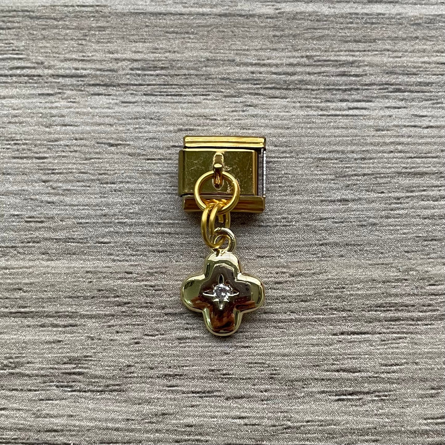 CHARM Trébol con Diamante Colgante