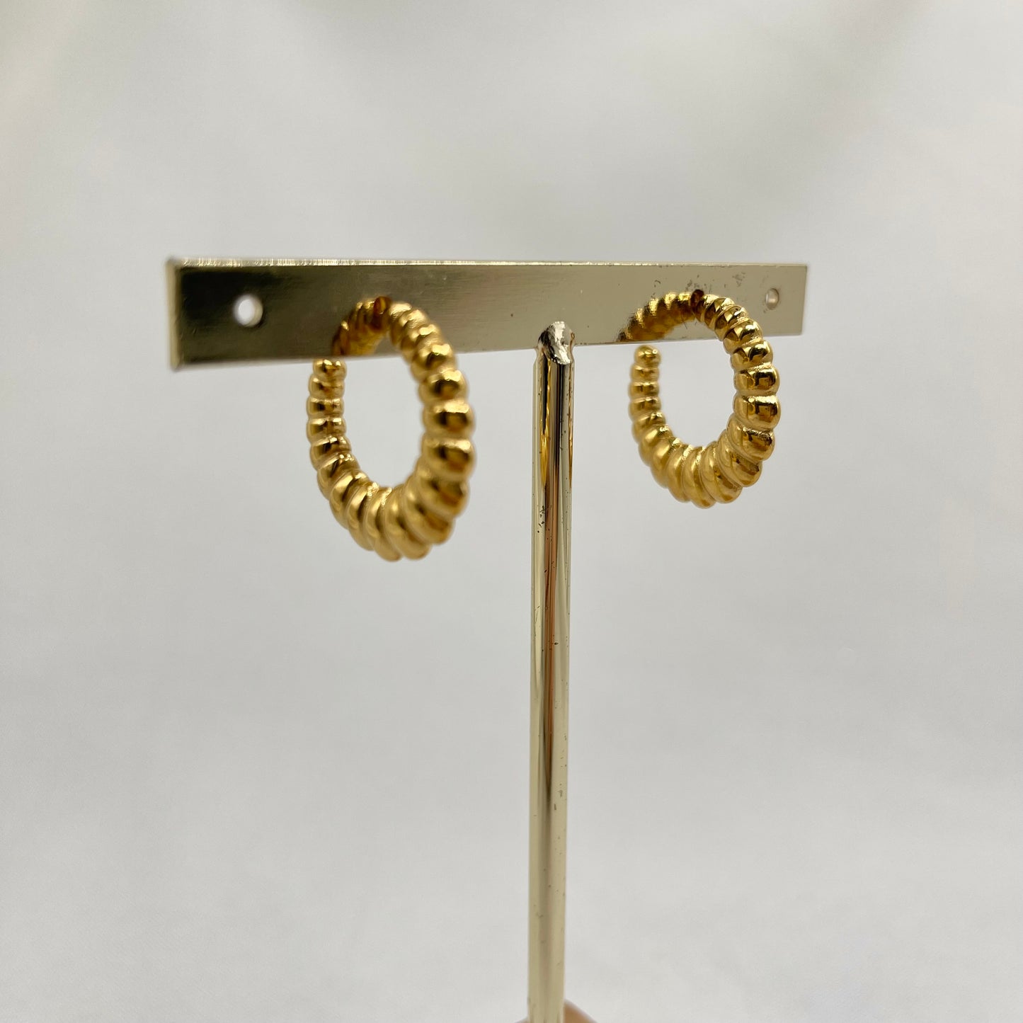 Arracadas doradas enroscadas