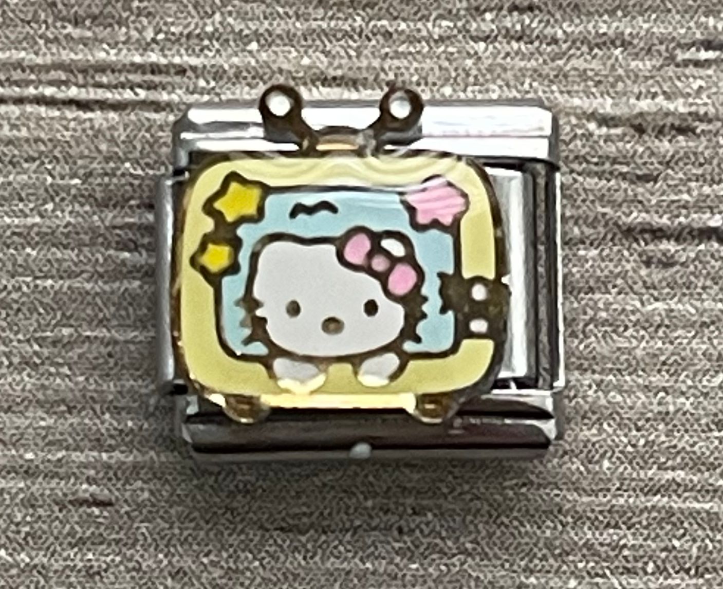 CHARM Hello Kitty en la Tele