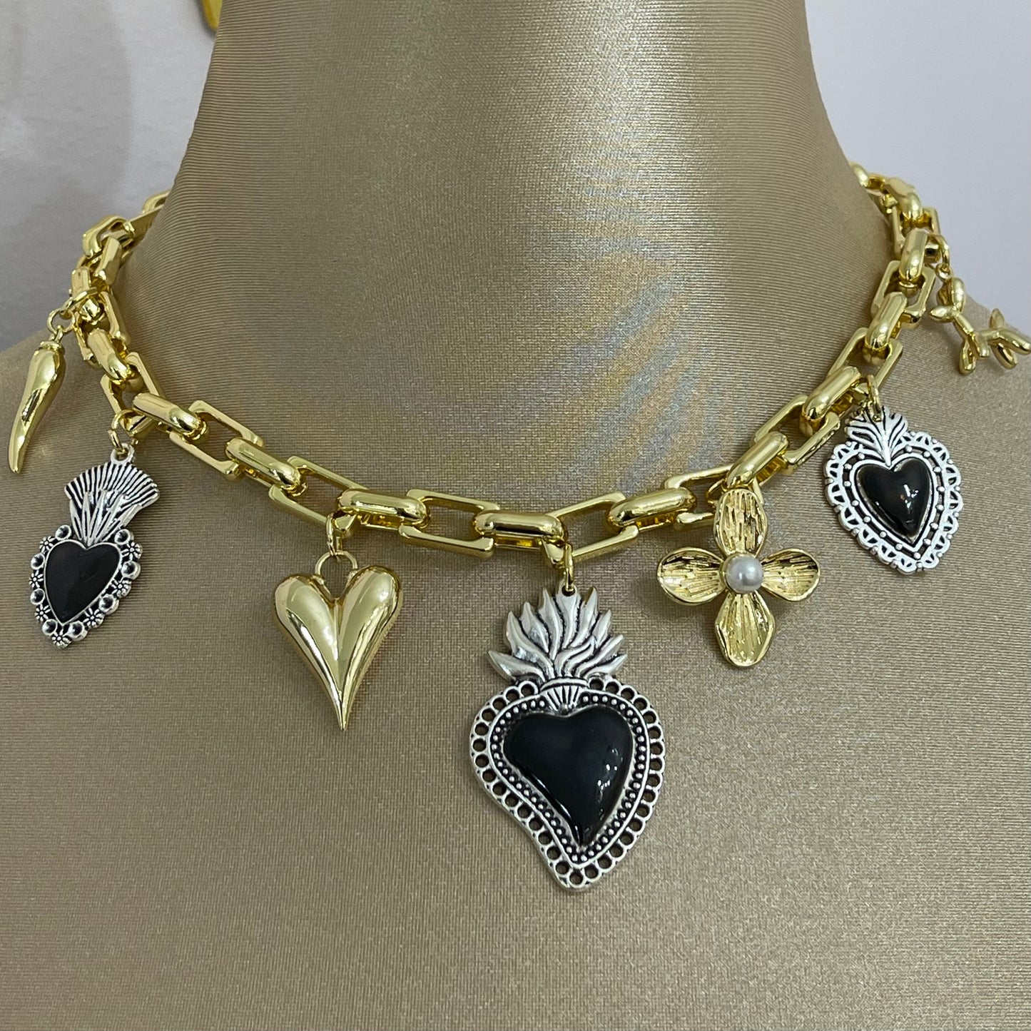 Cadena Corazón Negro y Dijes
