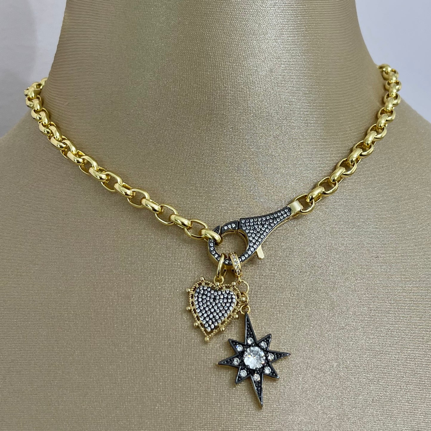 Collar Broche y Dijes