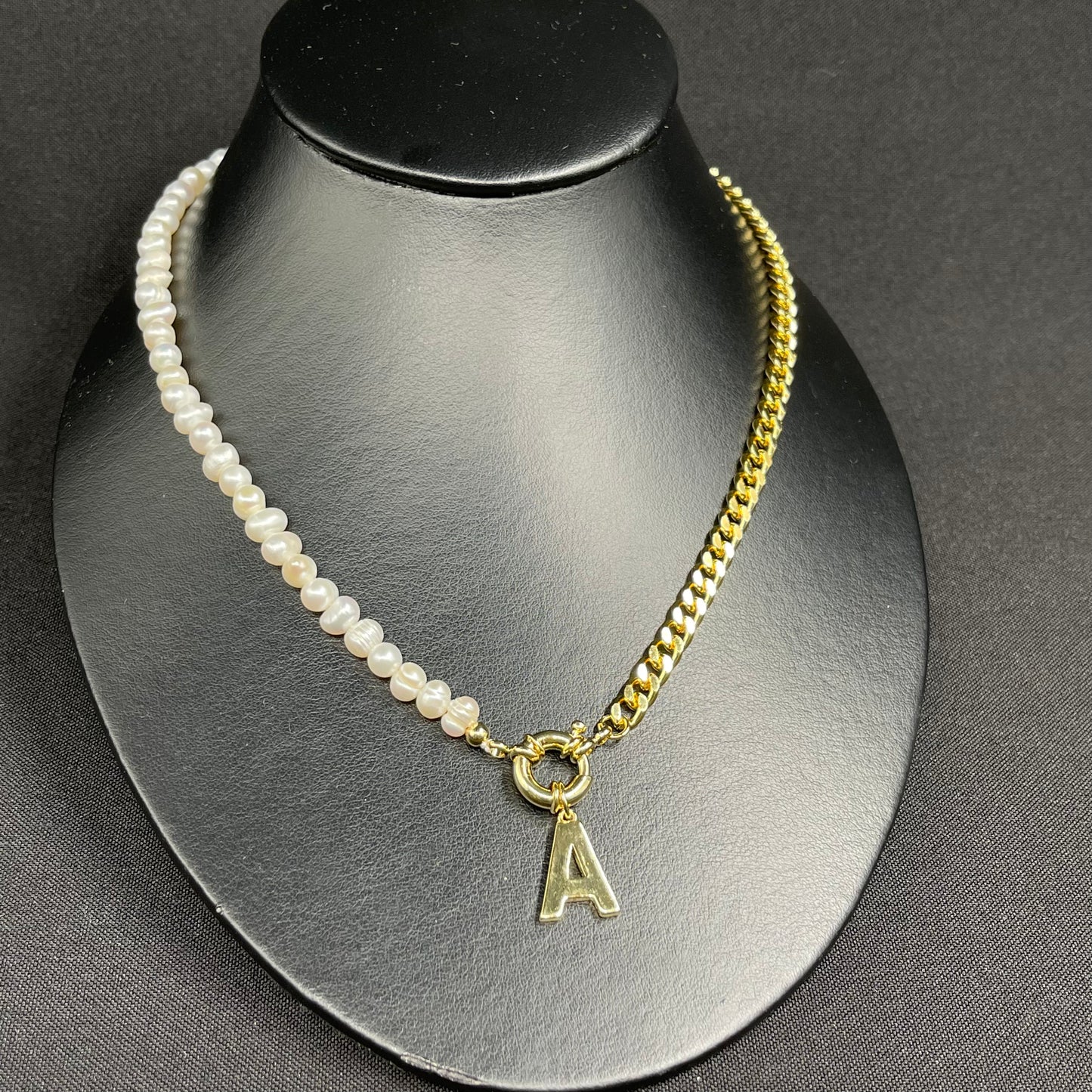 Cadena Mitad Perlas Naturales con Inicial