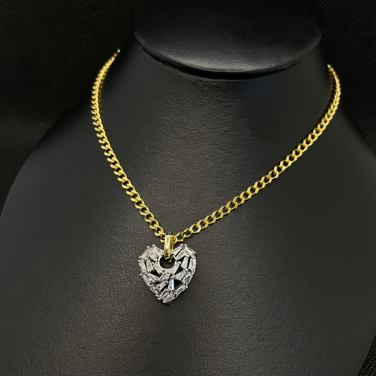 Cadena Dorada con Corazón Baguettes