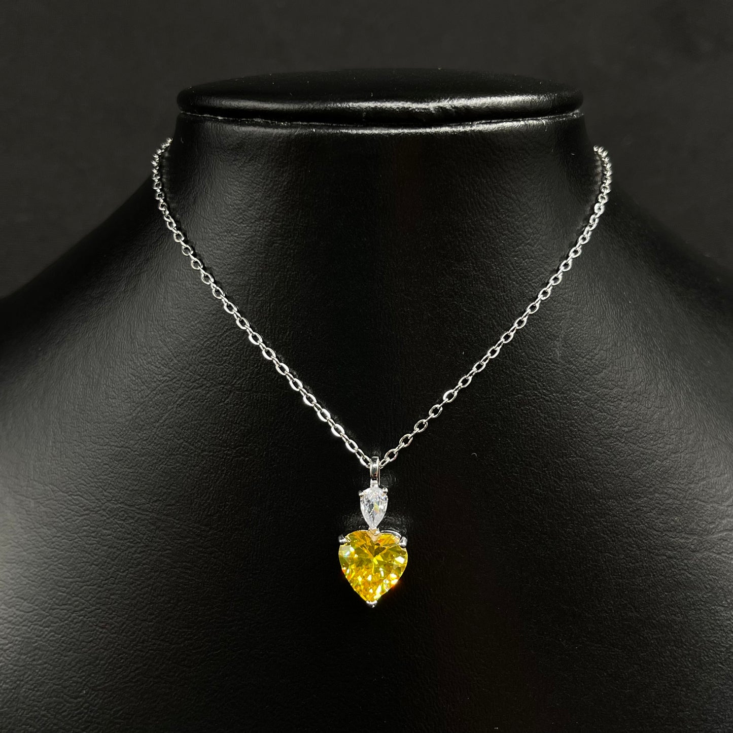 Dije corazón amarillo