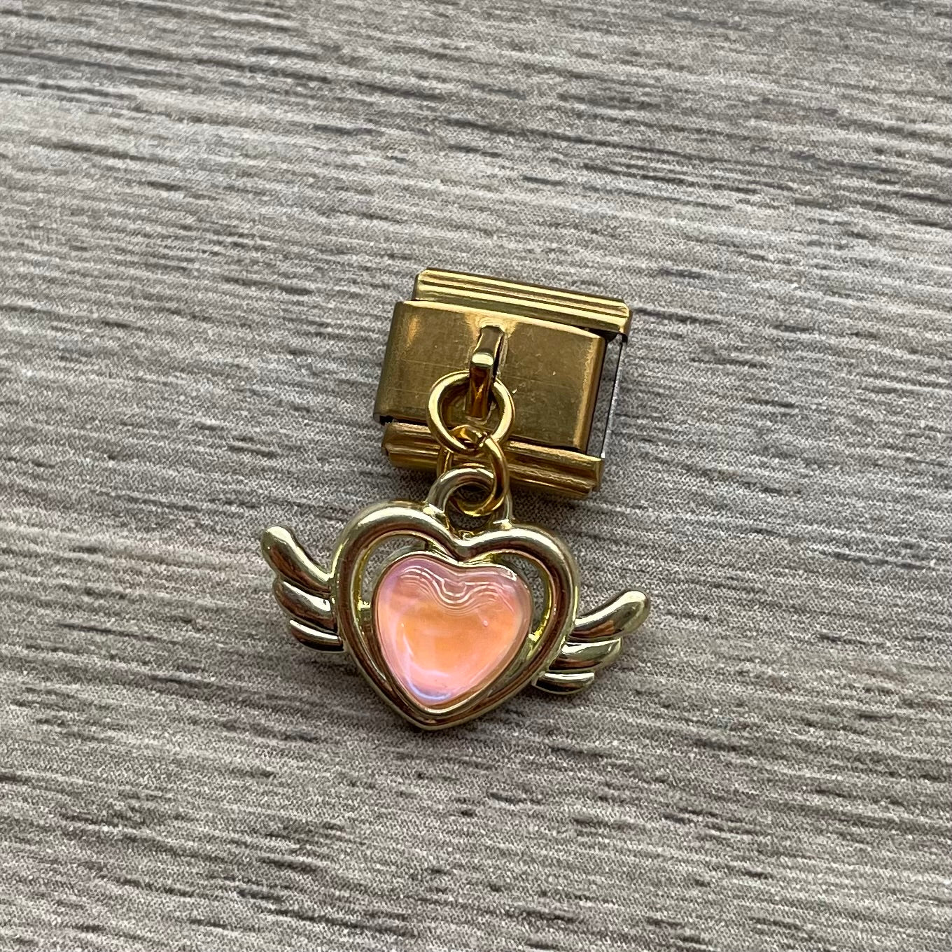 CHARM Gold Corazón con Alas Colgante 🪽