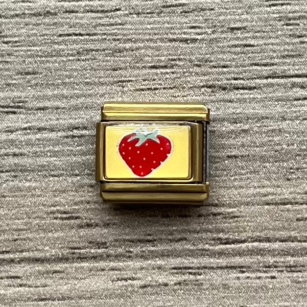 CHARM Gold Fresa fondo amarillo