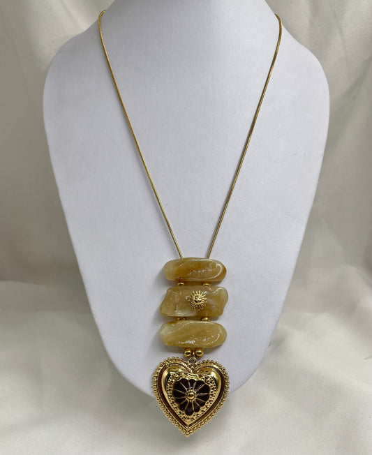 Collar largo corazón y acrílico