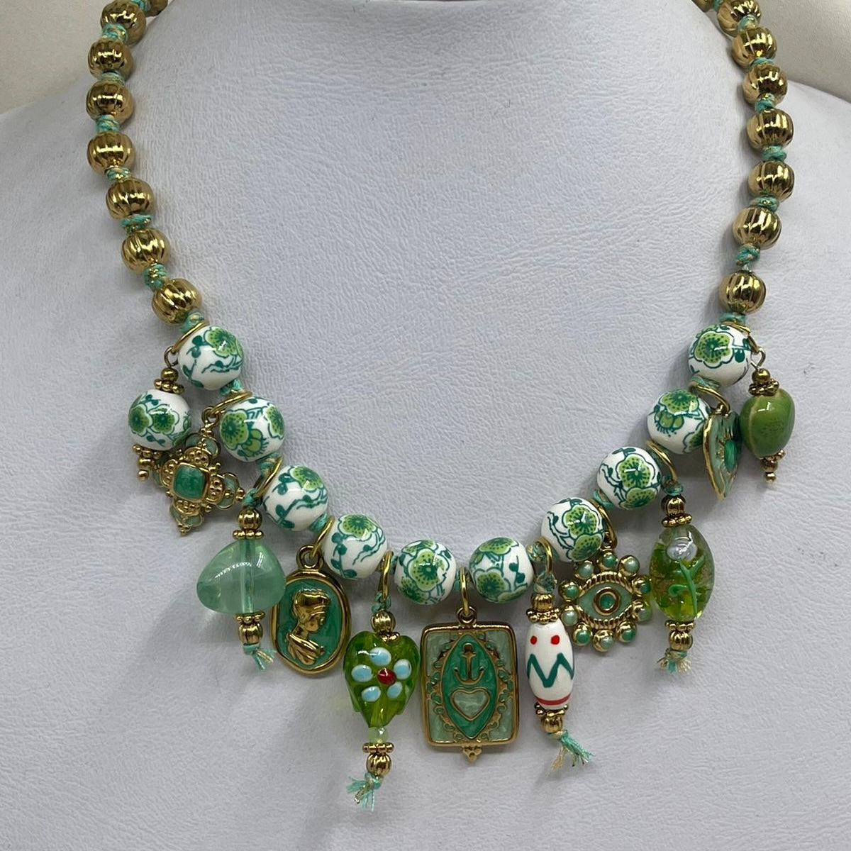 Collar Artesanal con Dijes