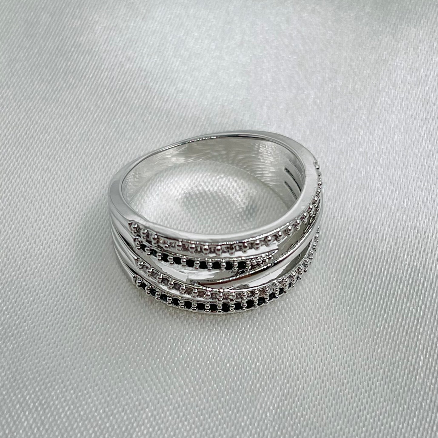 Anillo entrelazado black & silver