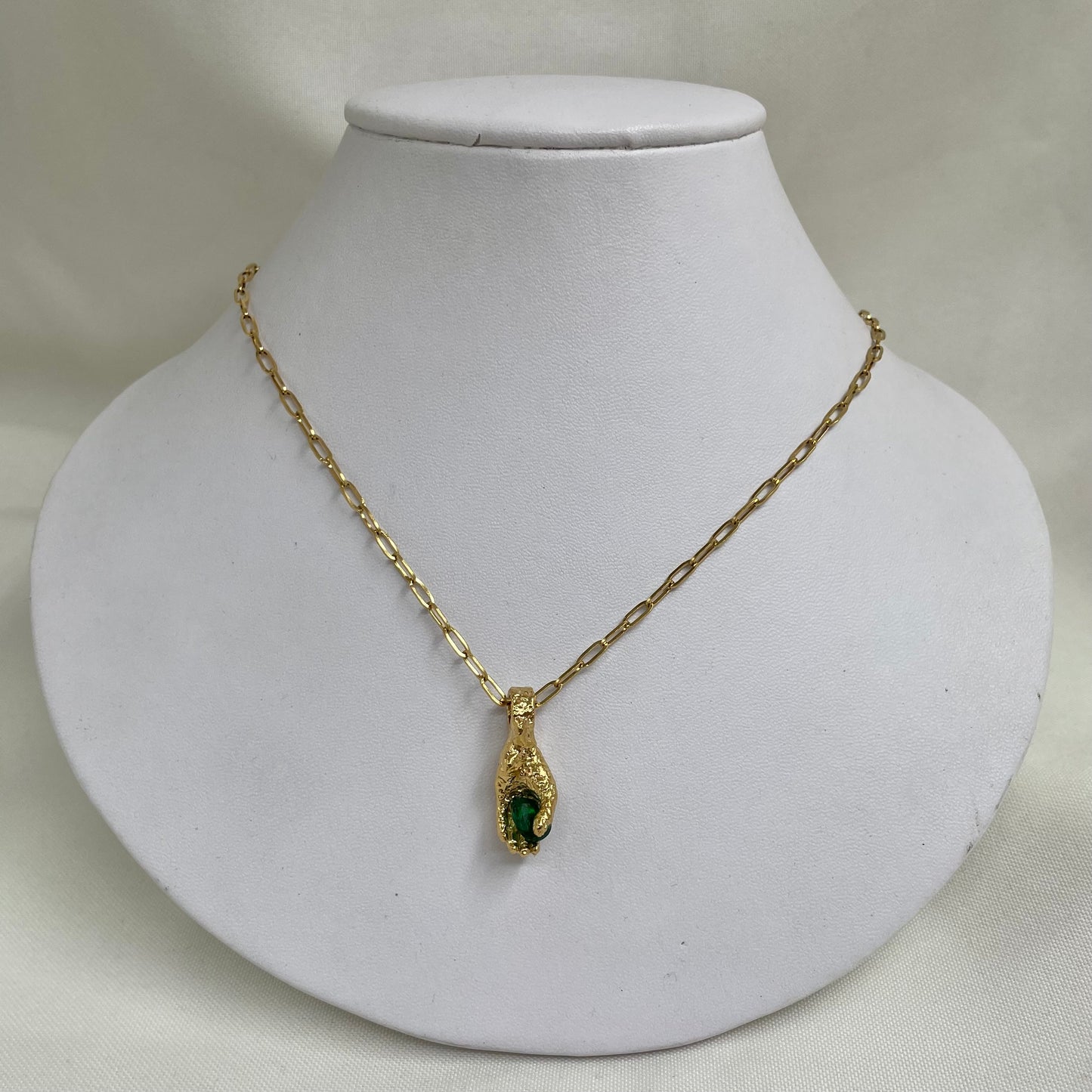 Cadena dije mano piedra verde