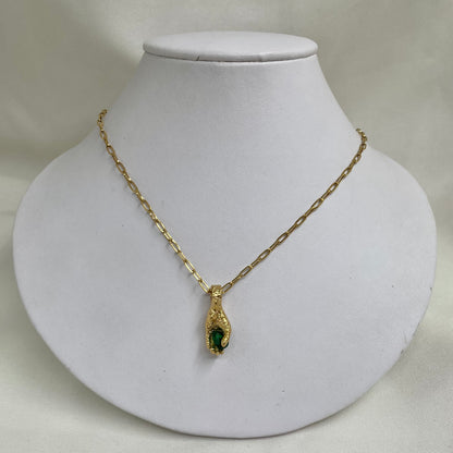 Cadena dije mano piedra verde