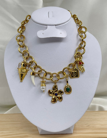 Collar Flor Colmillo