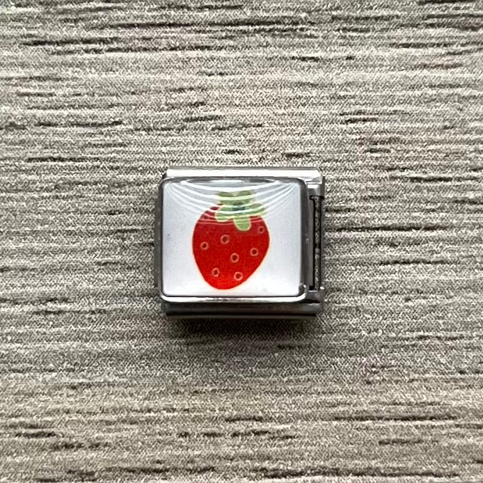 CHARM Fresita con fondo blanco