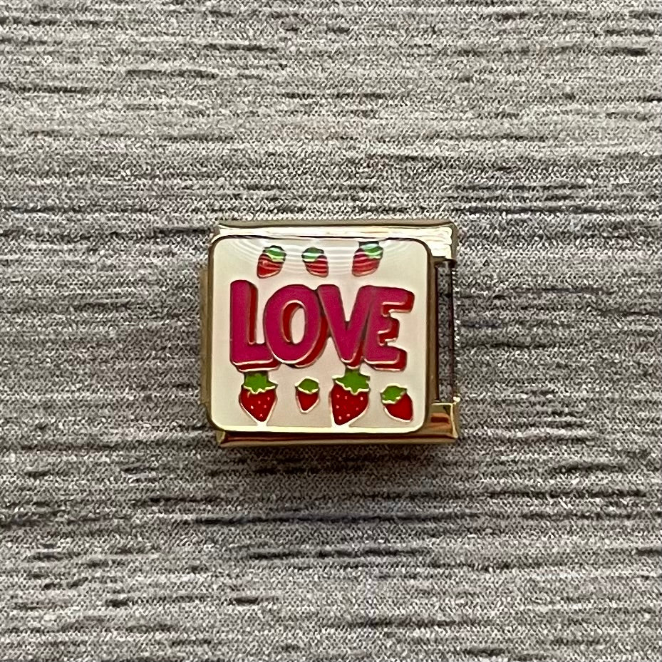 CHARM LOVE con fondo de fresas