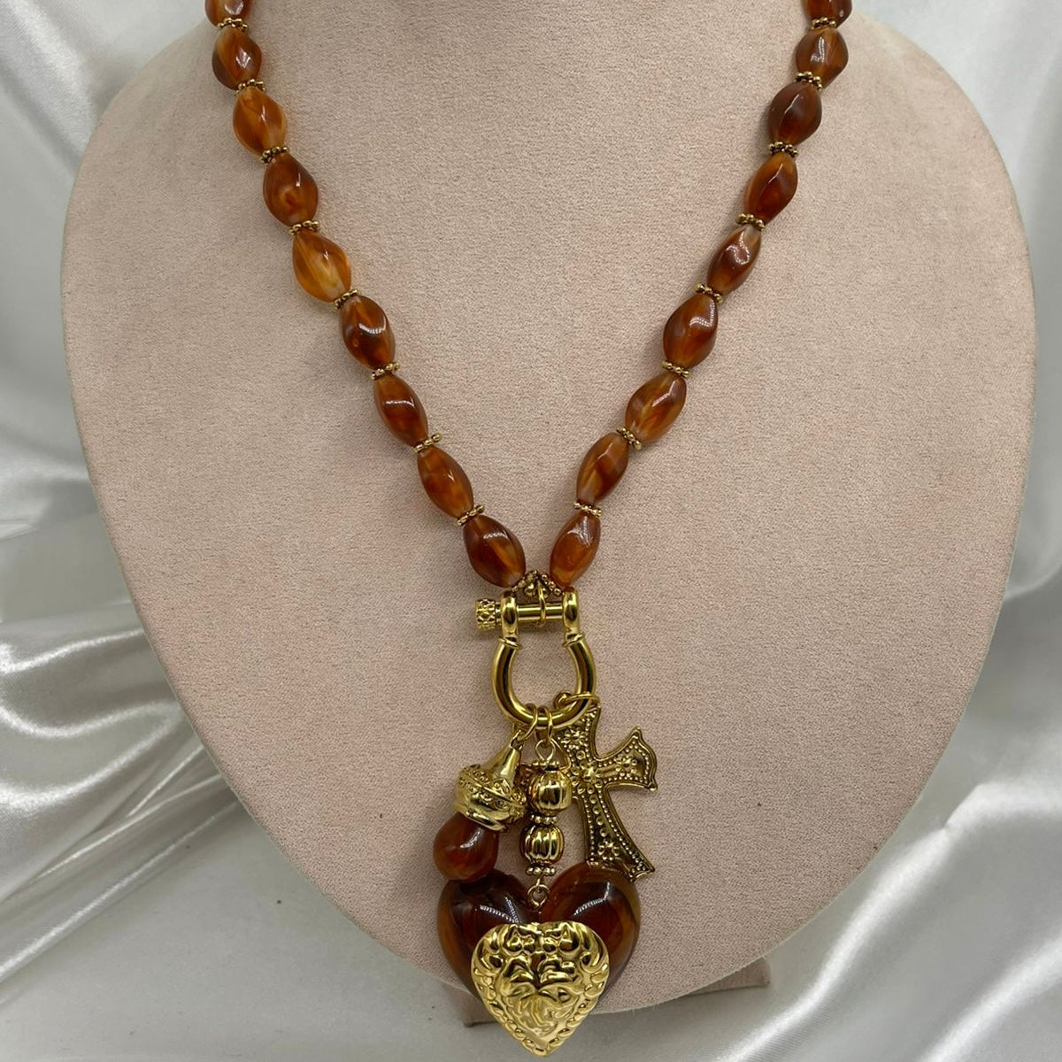 Collar Ámbar Corazón y Cruz