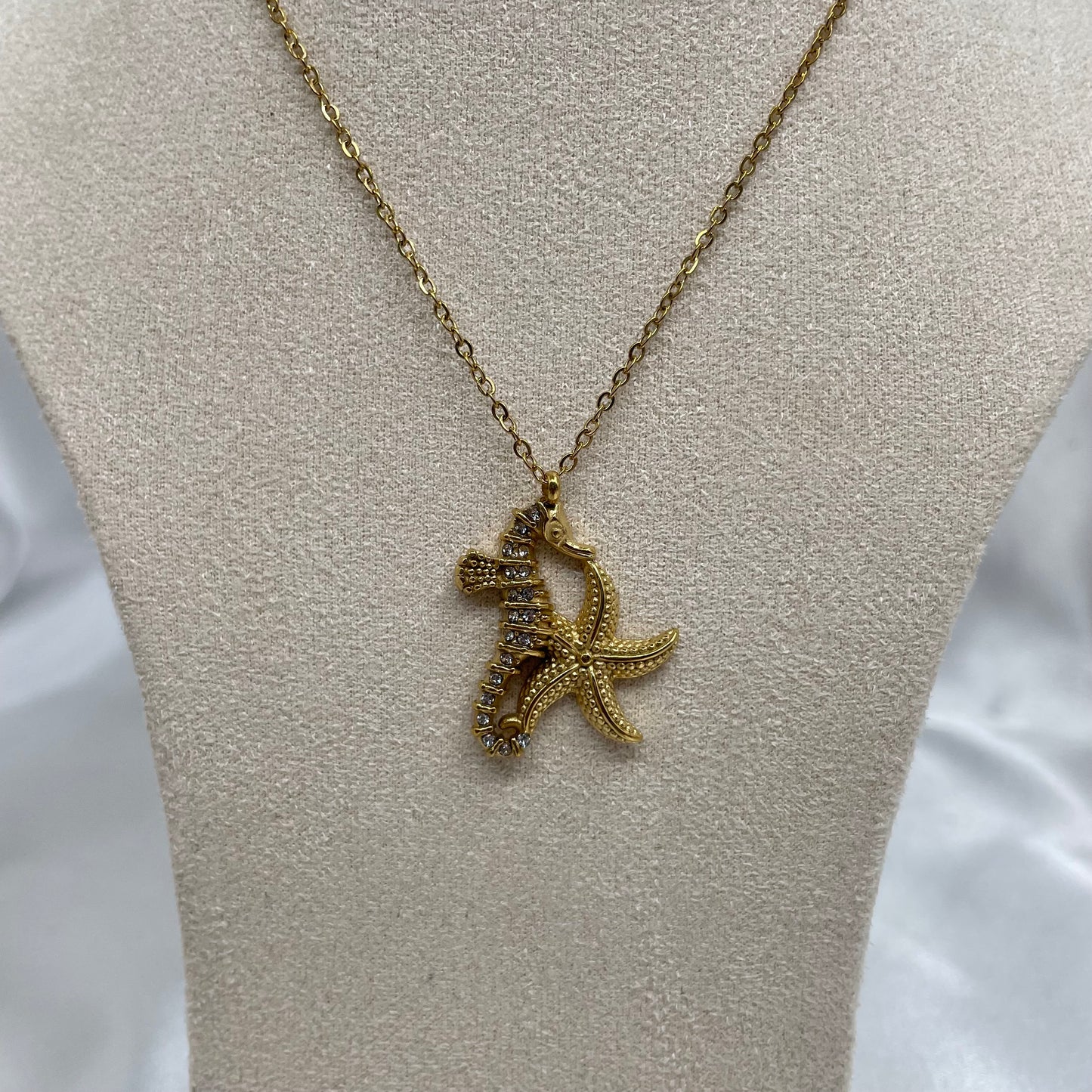 Collar dije Estrella y Caballo Mar