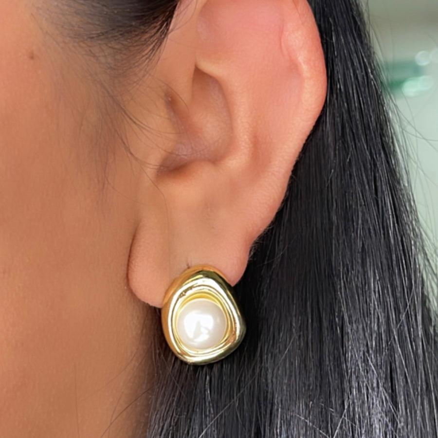 Aretes Perla fondo dorado