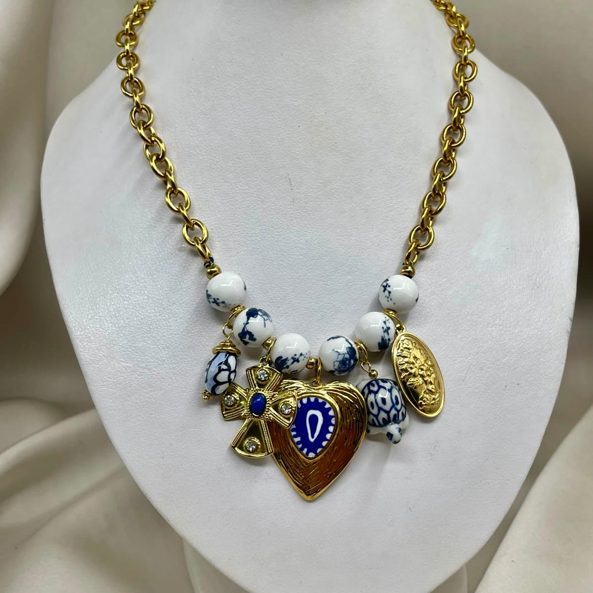 Collar Vintage Corazón y Cruz Azul