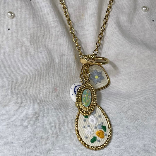 Collar Flor Bordada