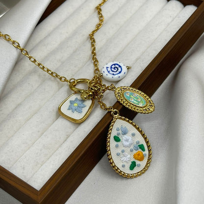 Collar Flor Bordada