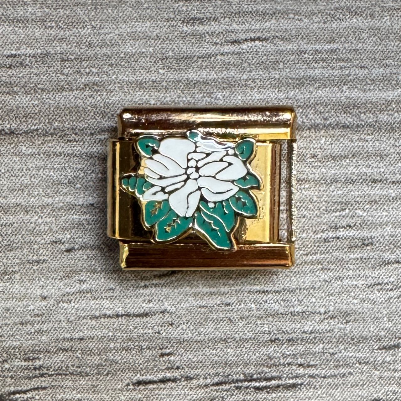 CHARM Flor Blanca Golden