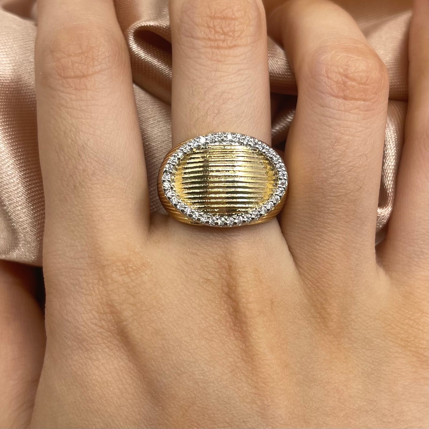 Anillo con óvalo