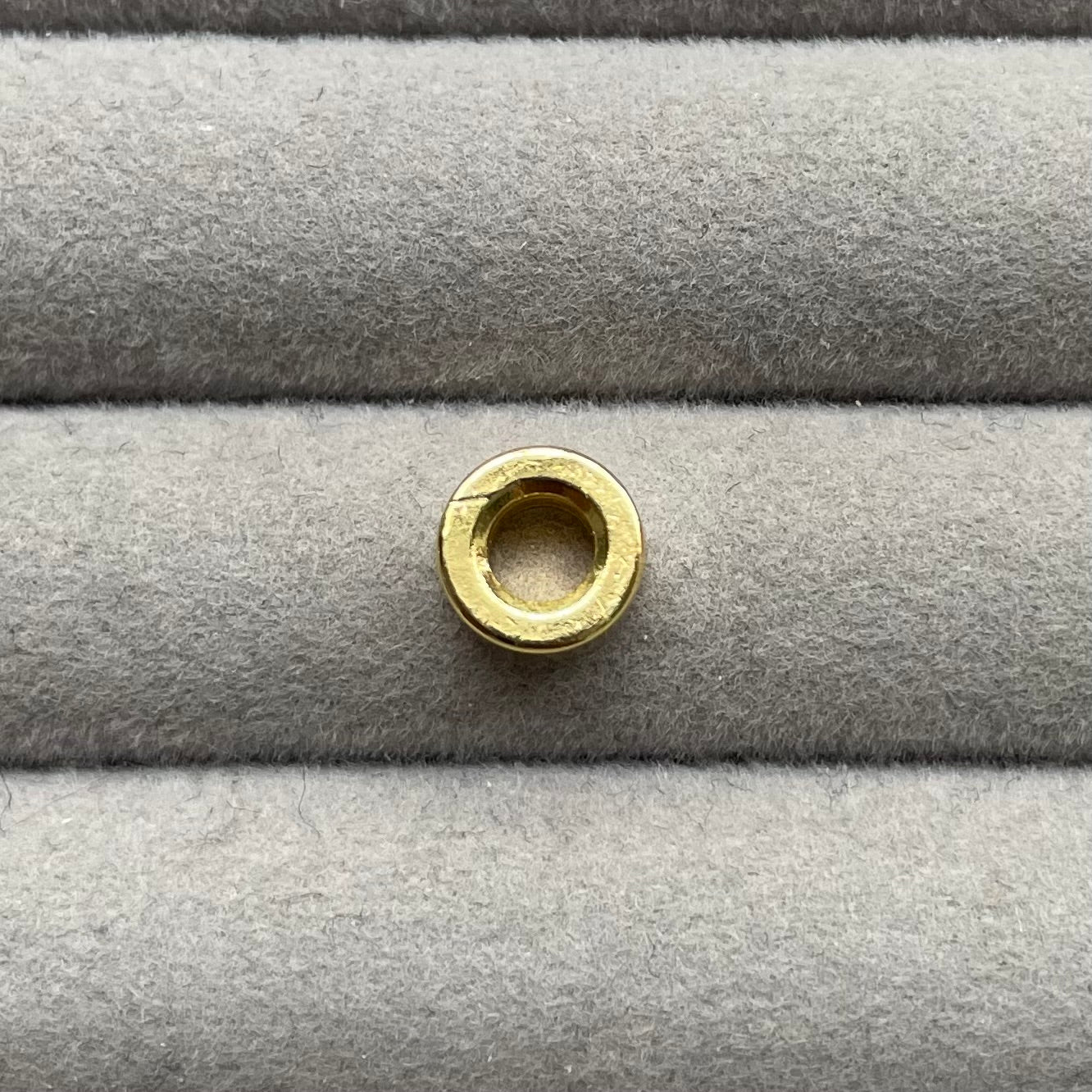 Dije Charm Liso Dorado