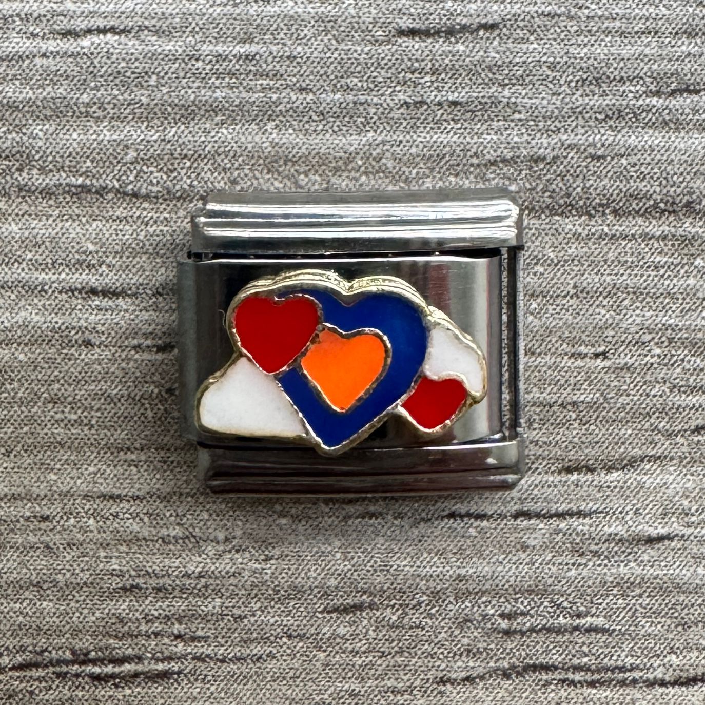 CHARM Corazón Multicolor en Nubes