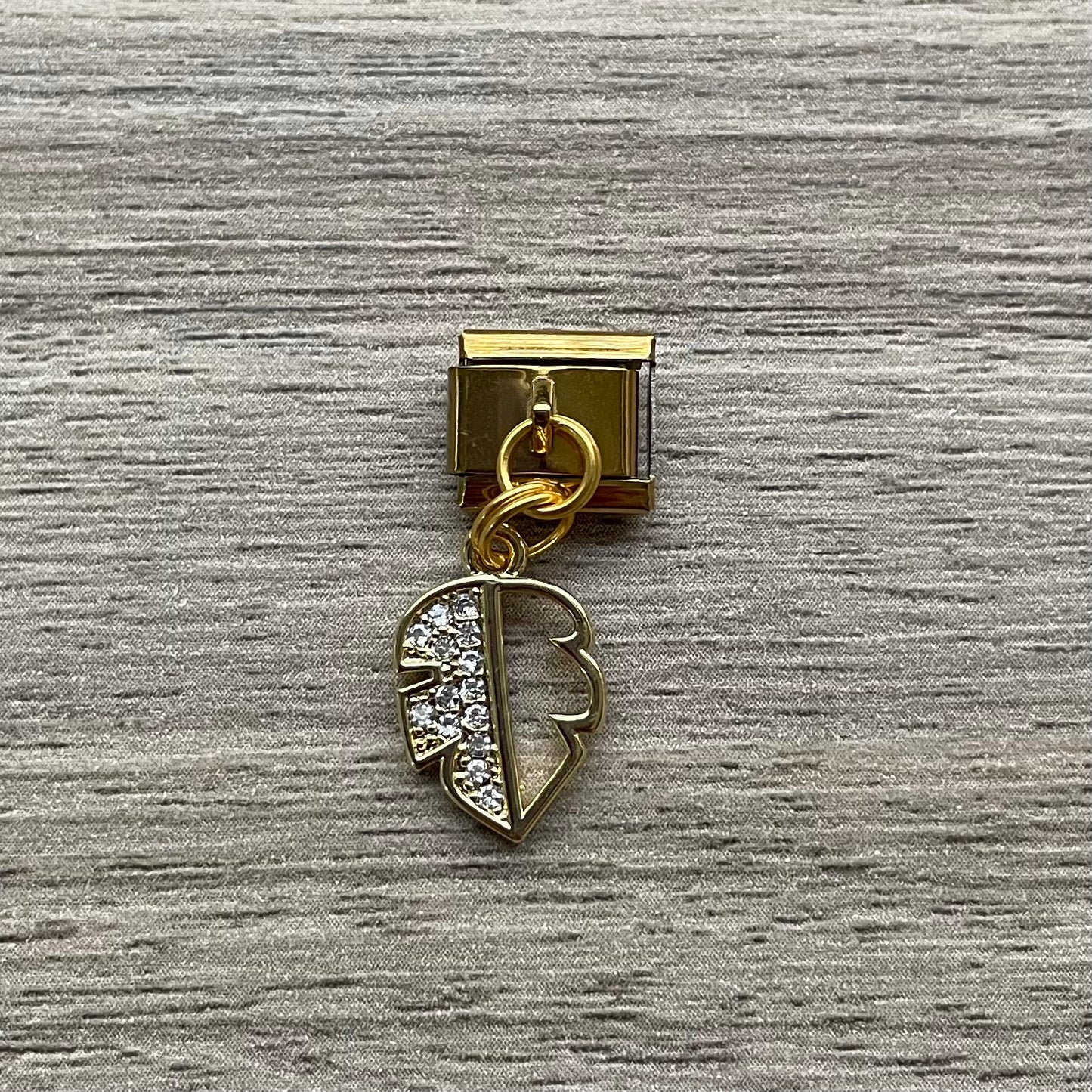 CHARM Hoja Silueta con Zirconia Colgante