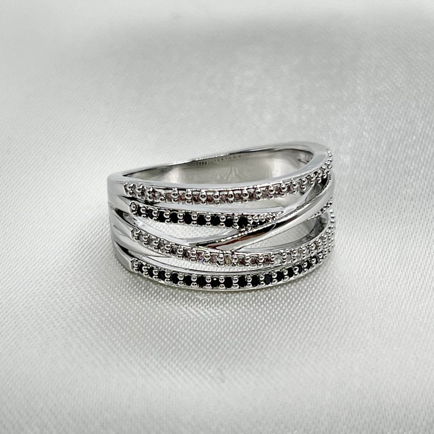 Anillo entrelazado black & silver