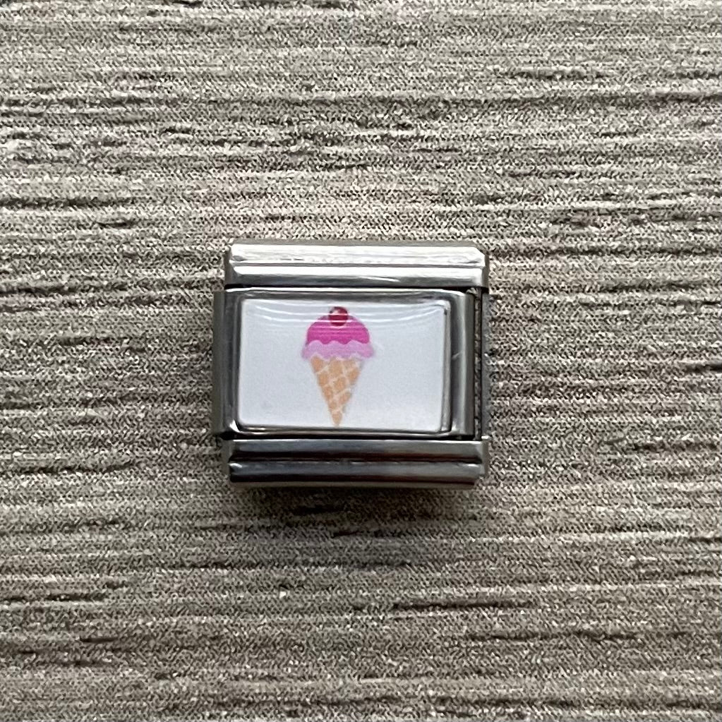 CHARM Cono de Helado con fondo blanco 🍦