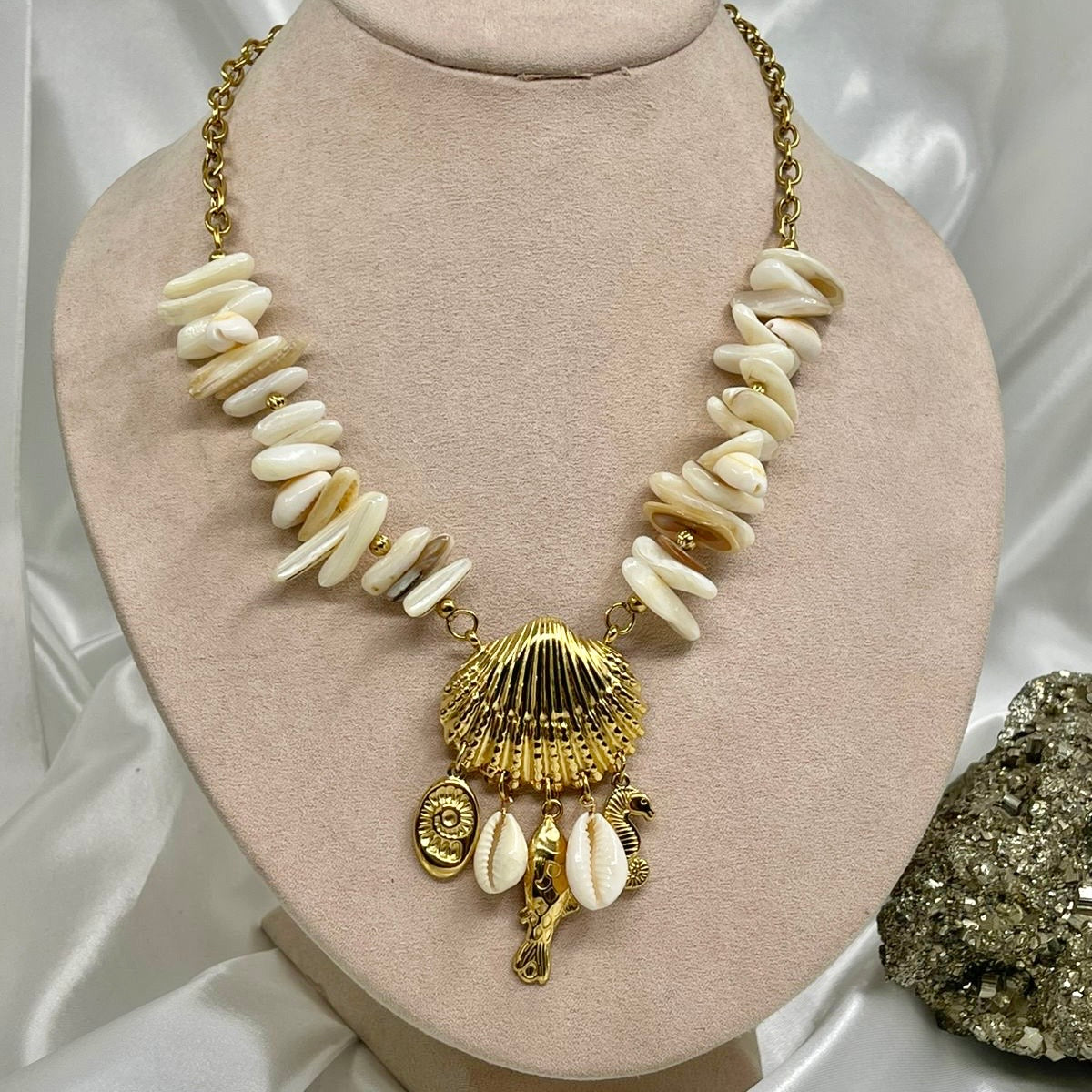 Collar Concha Dijes y perla