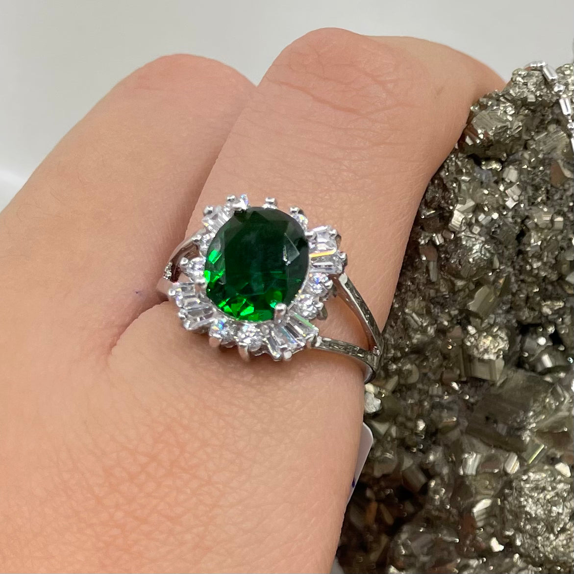 Anillo verde oval