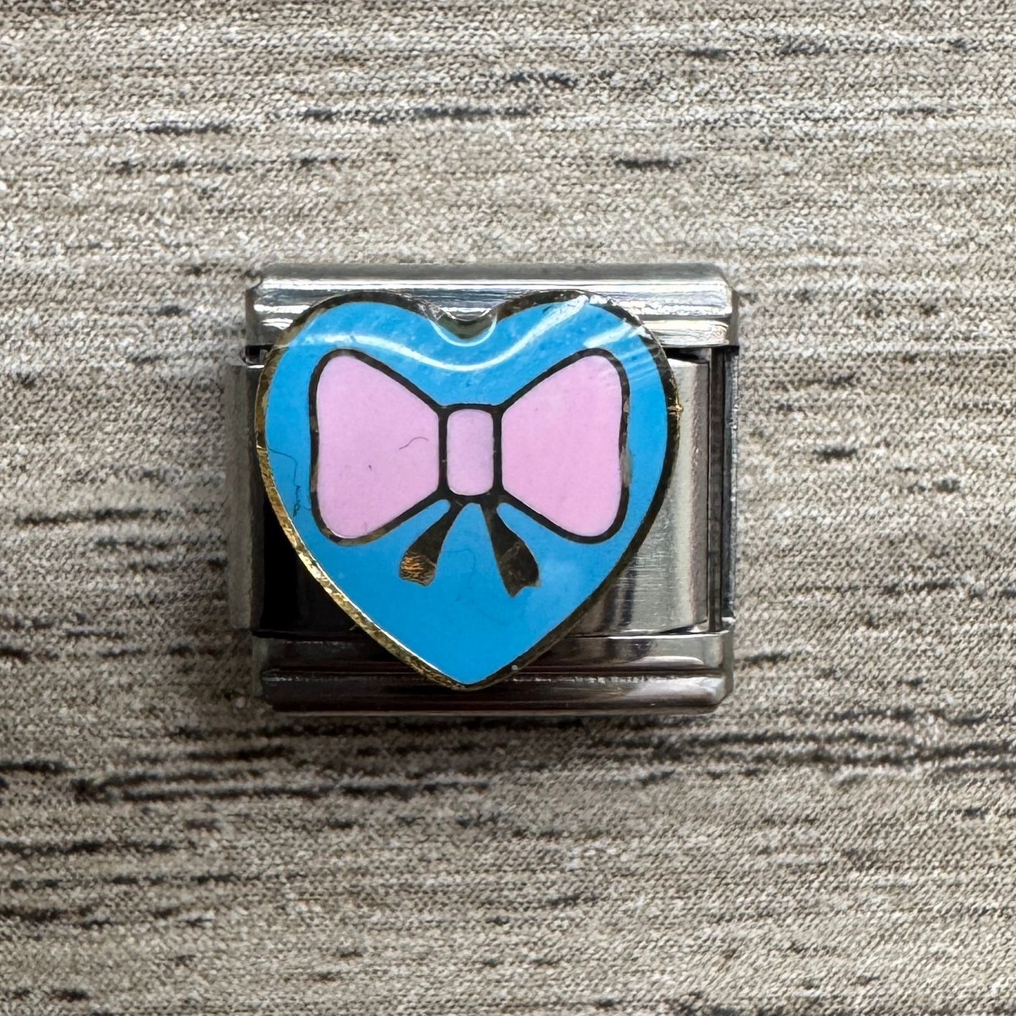 CHARM Corazón Azul con Moño