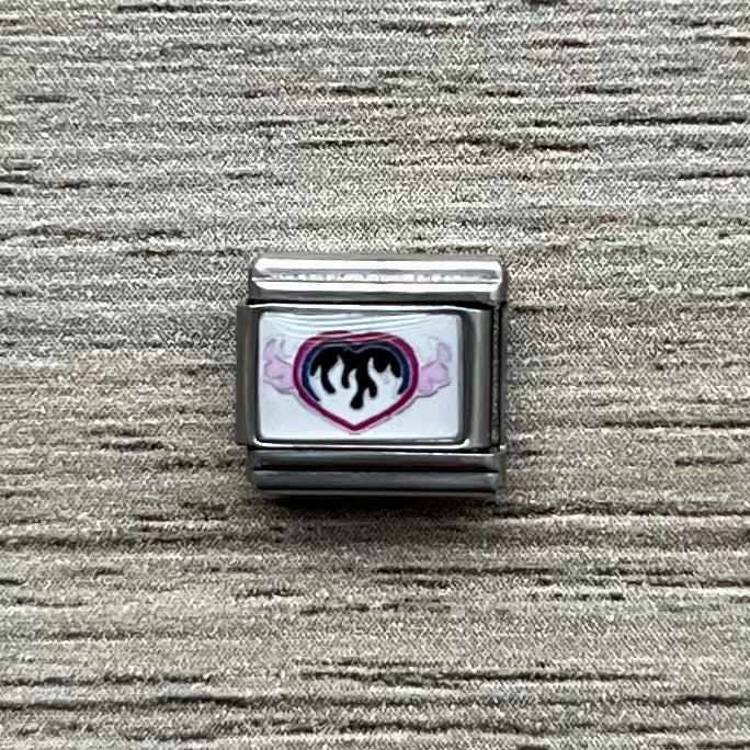 CHARM Corazón fuego y alas