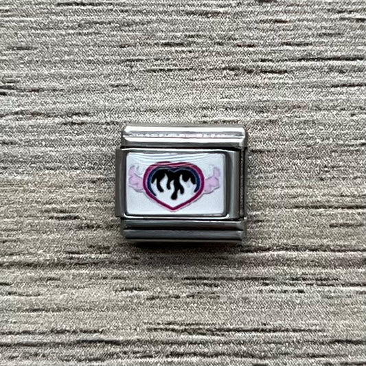 CHARM Corazón fuego y alas