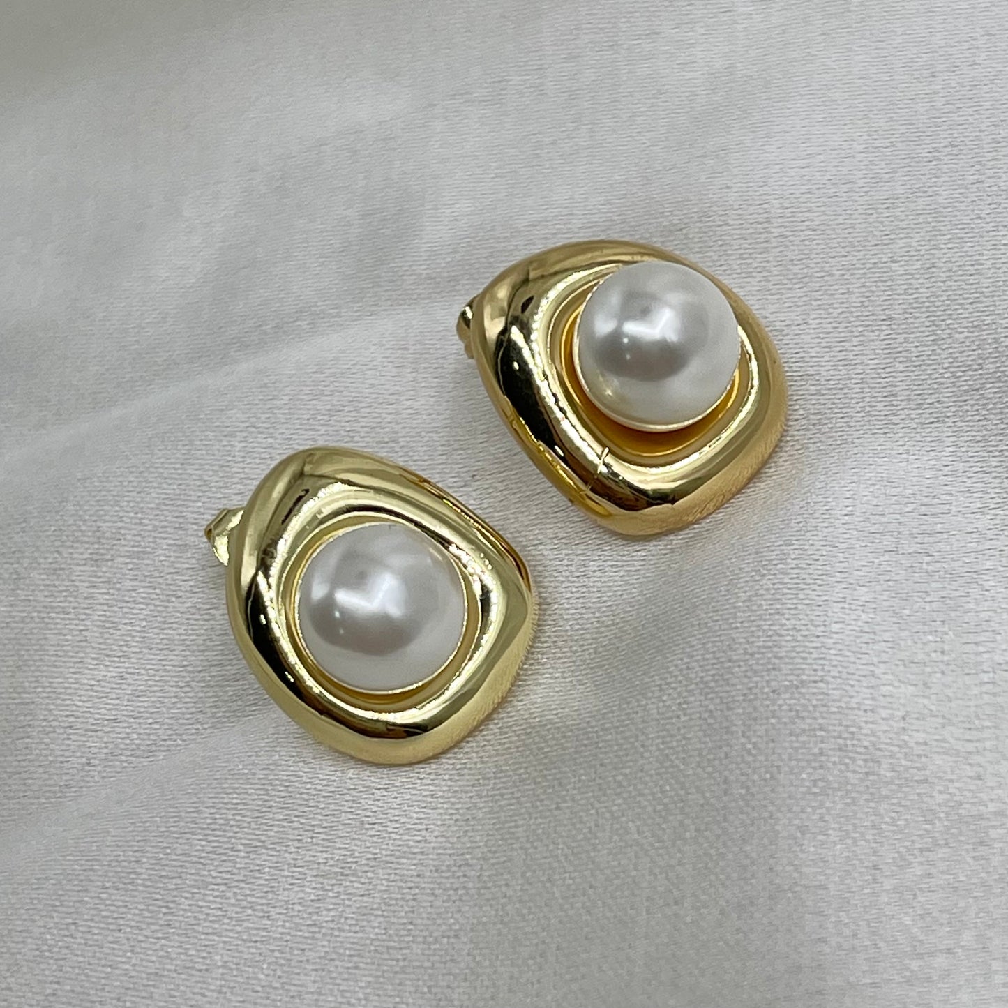 Aretes Perla fondo dorado